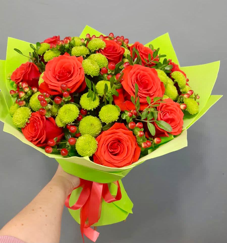 Букет цветов из: Хризантемы и Розы в Сосново Ленинградская область