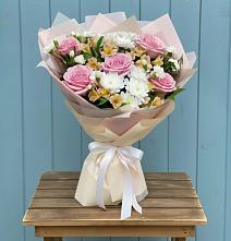 Букет цветов из:  Гвоздики, Орхидеи и Розы в Сосново Ленинградская область