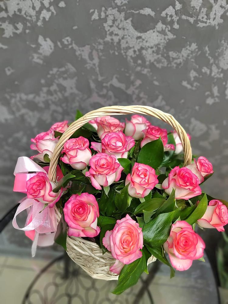 Цветочная композиция из Розы в корзине в Сосново Ленинградская область
