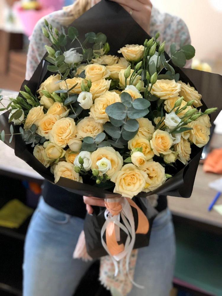 Букет цветов из: Розы и Лизиантусы в Сосново Ленинградская область