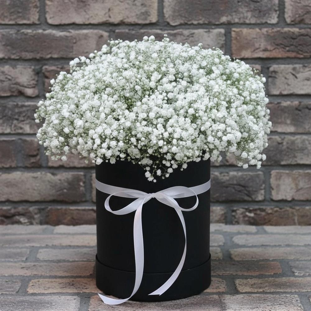 Цветочная композиция из Гипсофила в шляпной коробке в Сосново Ленинградская область