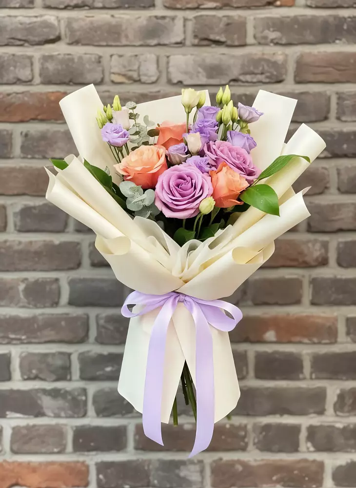 Букет цветов из: Лизиантусы и Розы в Сосново Ленинградская область