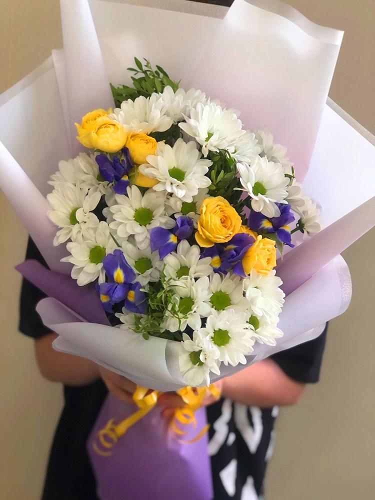 Букет цветов из: Ирисы, Хризантемы и Розы в Сосново Ленинградская область