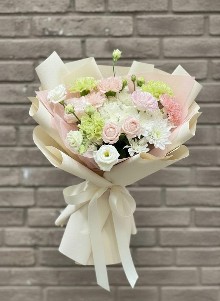 Букет цветов из: Гвоздики, Розы, Лизиантусы и Хризантемы в Сосново Ленинградская область