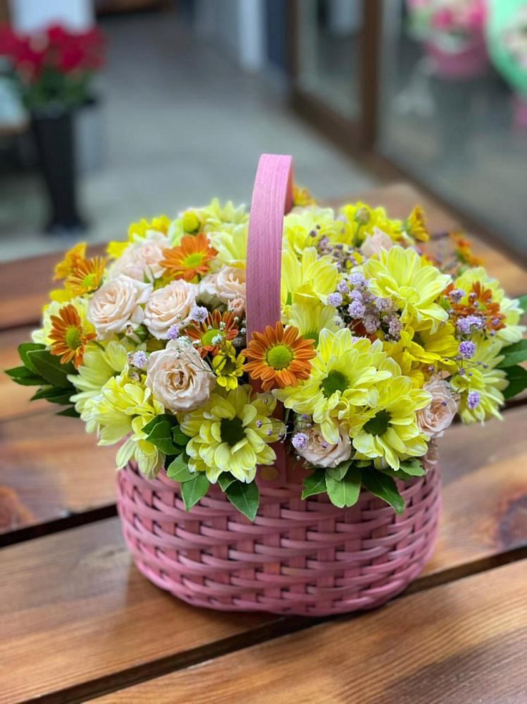 Цветочная композиция из Хризантемы и Розы в корзине в Сосново Ленинградская область