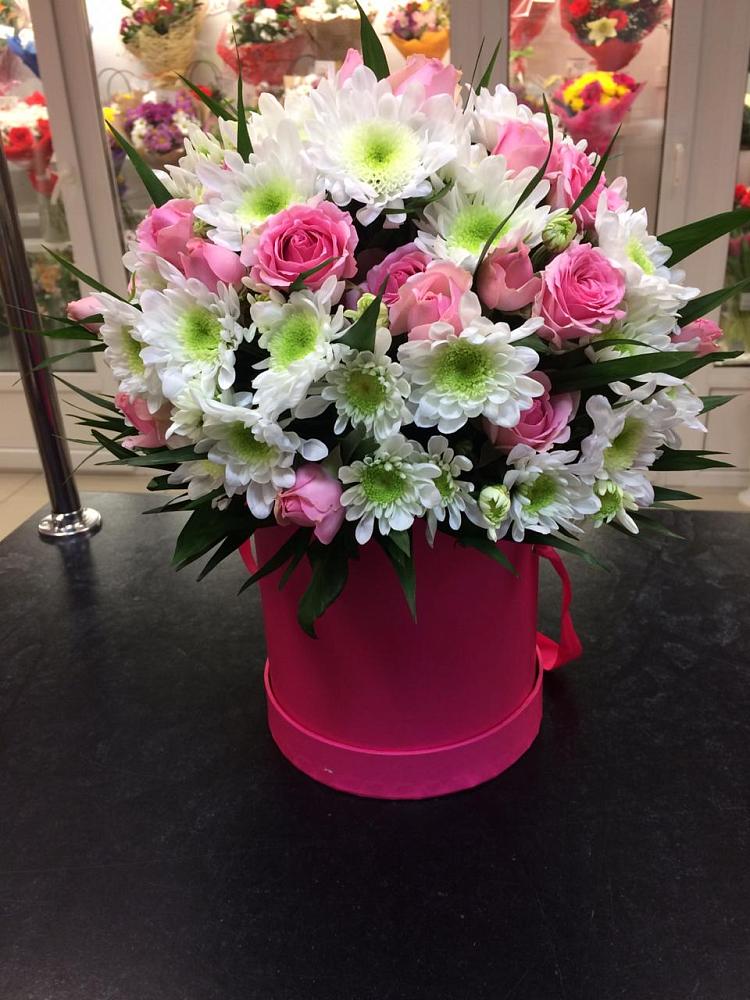 Цветочная композиция из Розы и Хризантемы в шляпной коробке в Сосново Ленинградская область