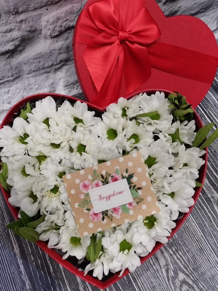 Цветочная композиция из Хризантемы в виде сердца в Сосново Ленинградская область