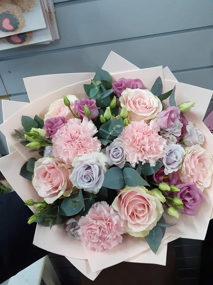 Букет цветов из: Розы, Гвоздики и Лизиантусы в Сосново Ленинградская область