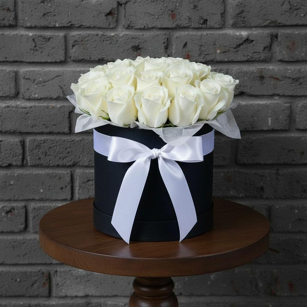 Цветочная композиция из Розы в шляпной коробке в Сосново Ленинградская область