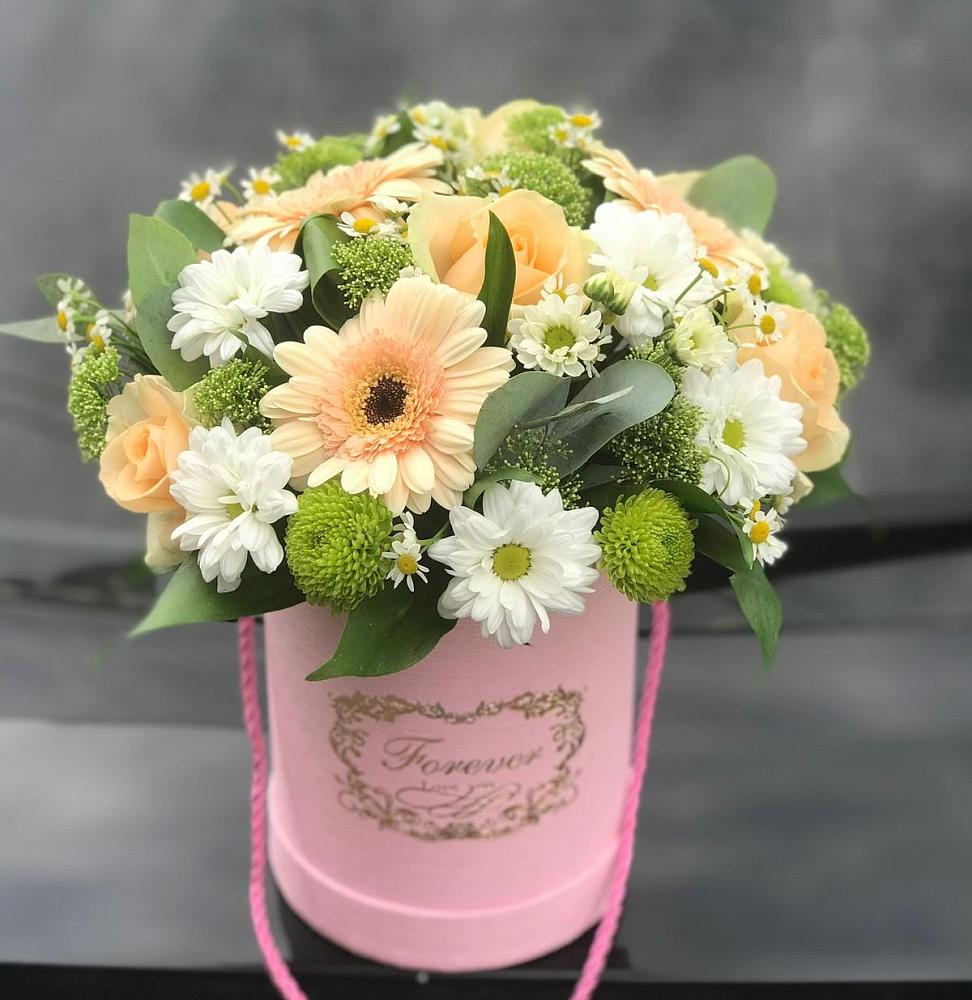 Цветочная композиция из Розы, Герберы и Хризантемы в шляпной коробке в Сосново Ленинградская область