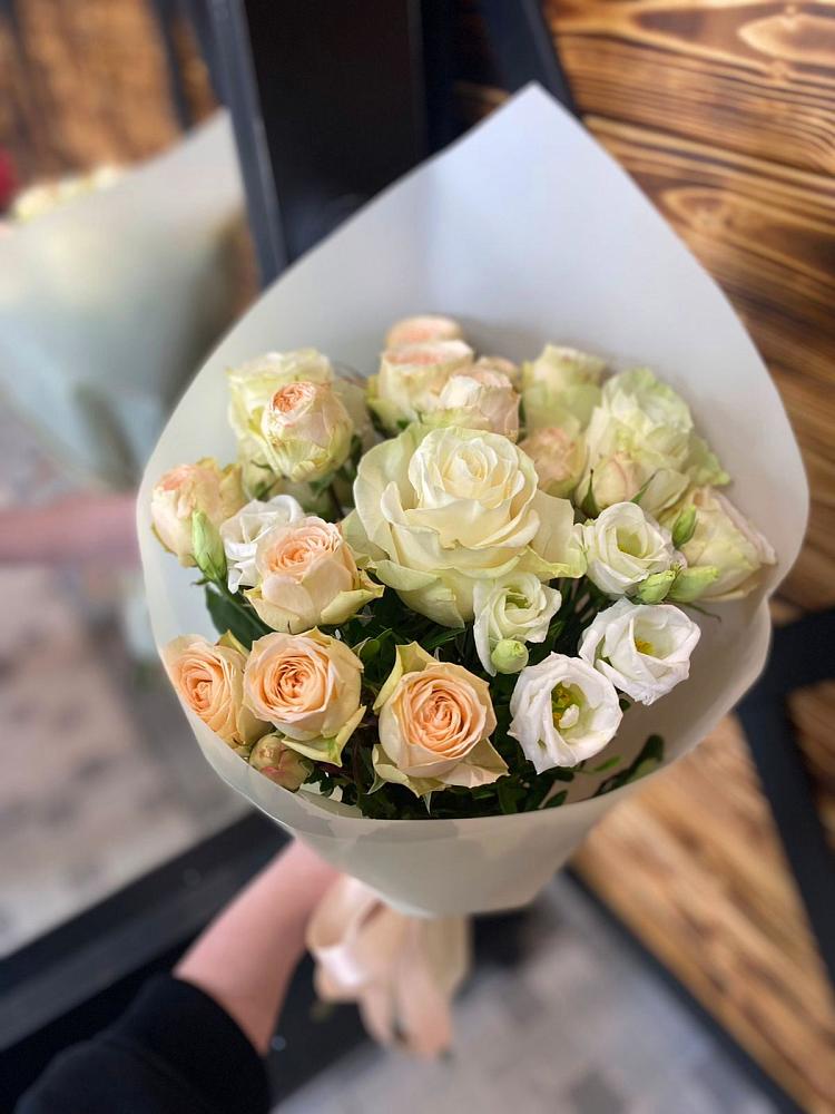 Букет цветов из: Розы и Лизиантусы в Сосново Ленинградская область